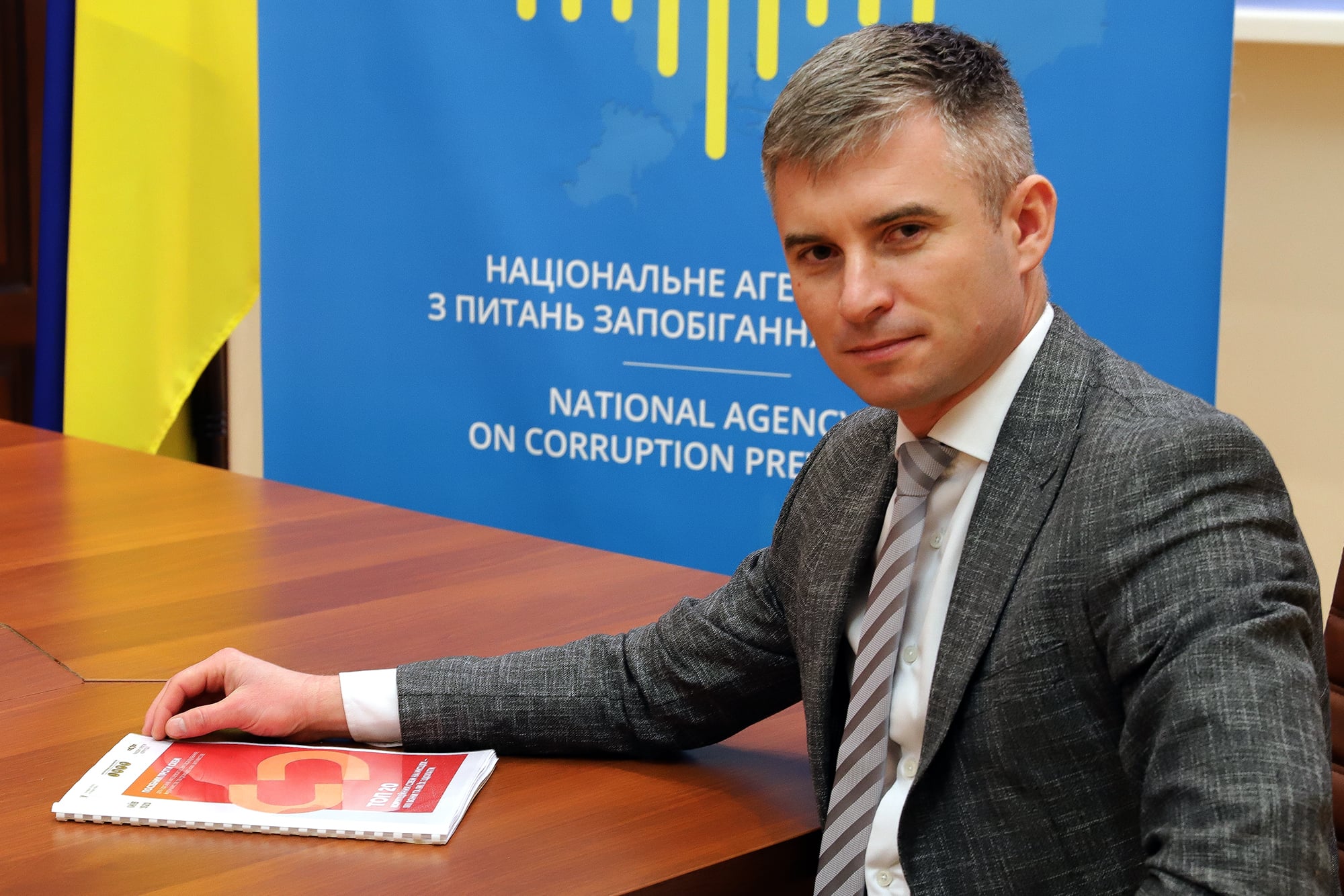 Oleksandr Novikov, chairman of the National Agency for Prevention of Corruption of Ukraine with the Top 20 Local Corruption Schemes – How to Overcome Them handbook. © IWPR