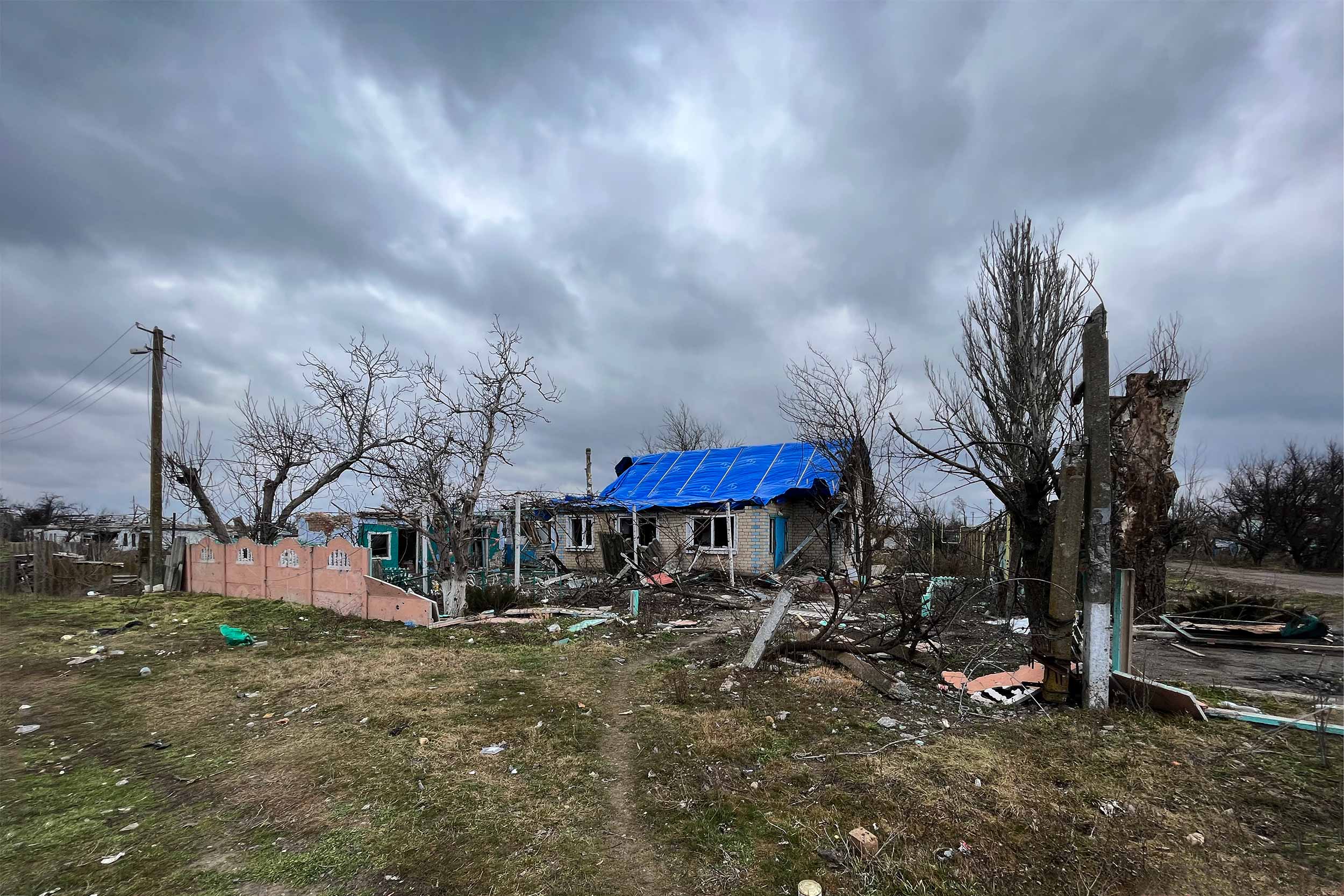 Posad-Pokrovs’ke's heavily damaged houses. © IWPR