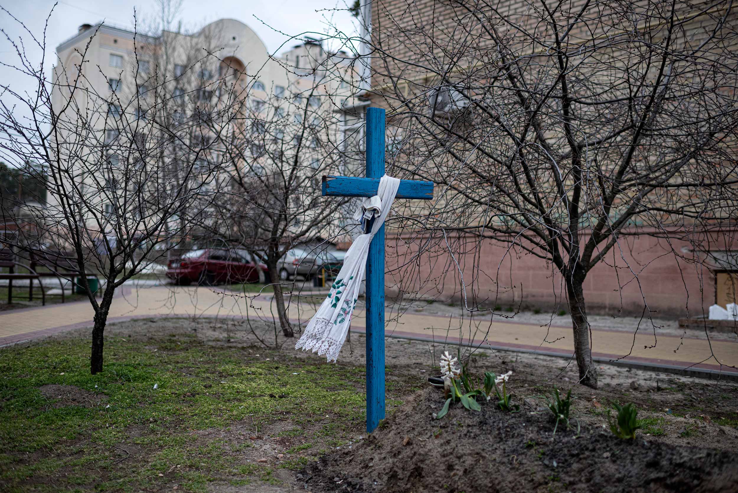 A grave of a local resident Inna is seen next to apartment blocks, on April 5, 2022 in Bucha, Ukraine. © Alexey Furman/Getty Images