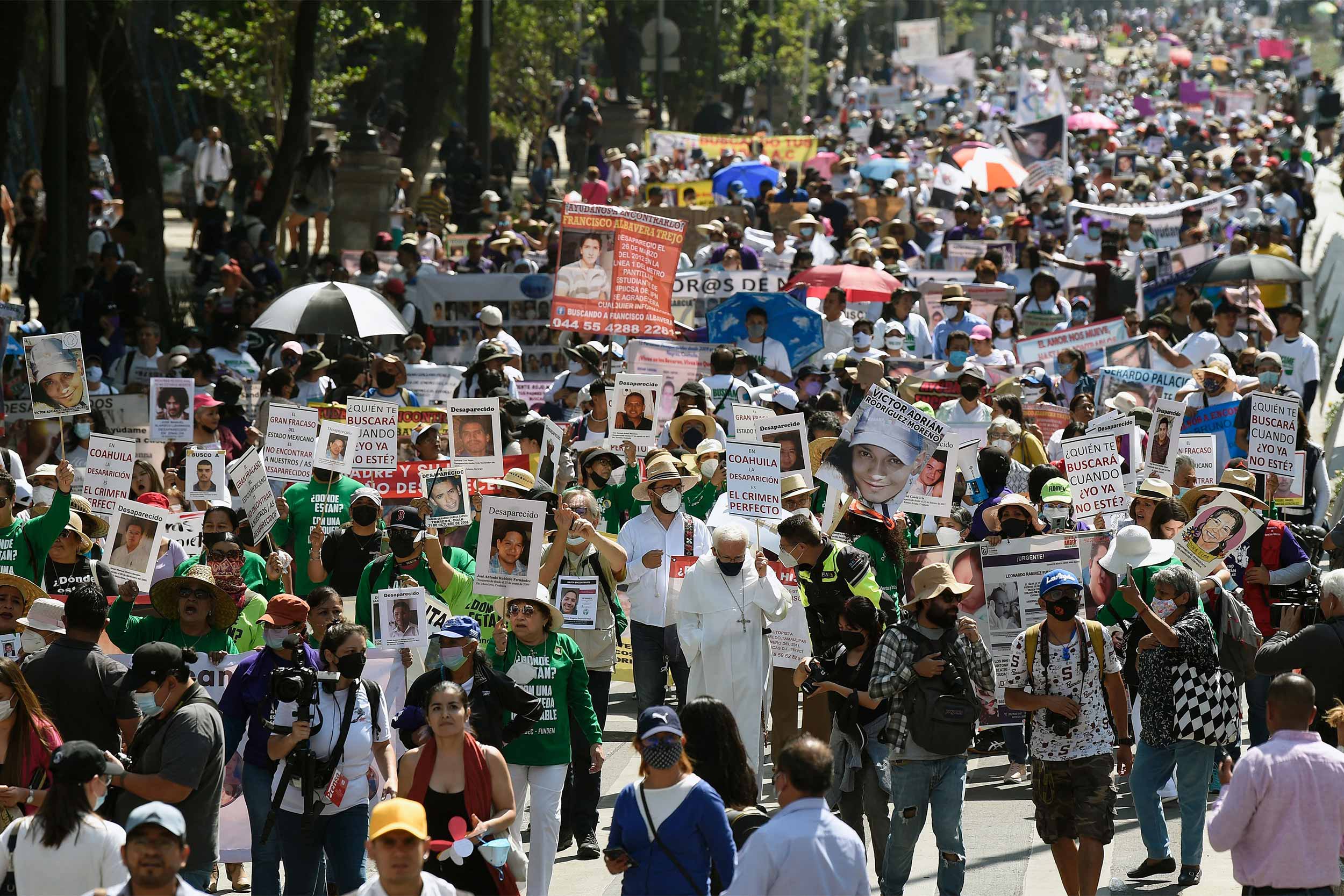 Mothers who's children have been disappeared and members of civil societies take part in a protest march along Reforma Avenue in Mexico City on May 10 2022, during Mother´s Day. © Alfredo Estrella/AFP via Getty Images