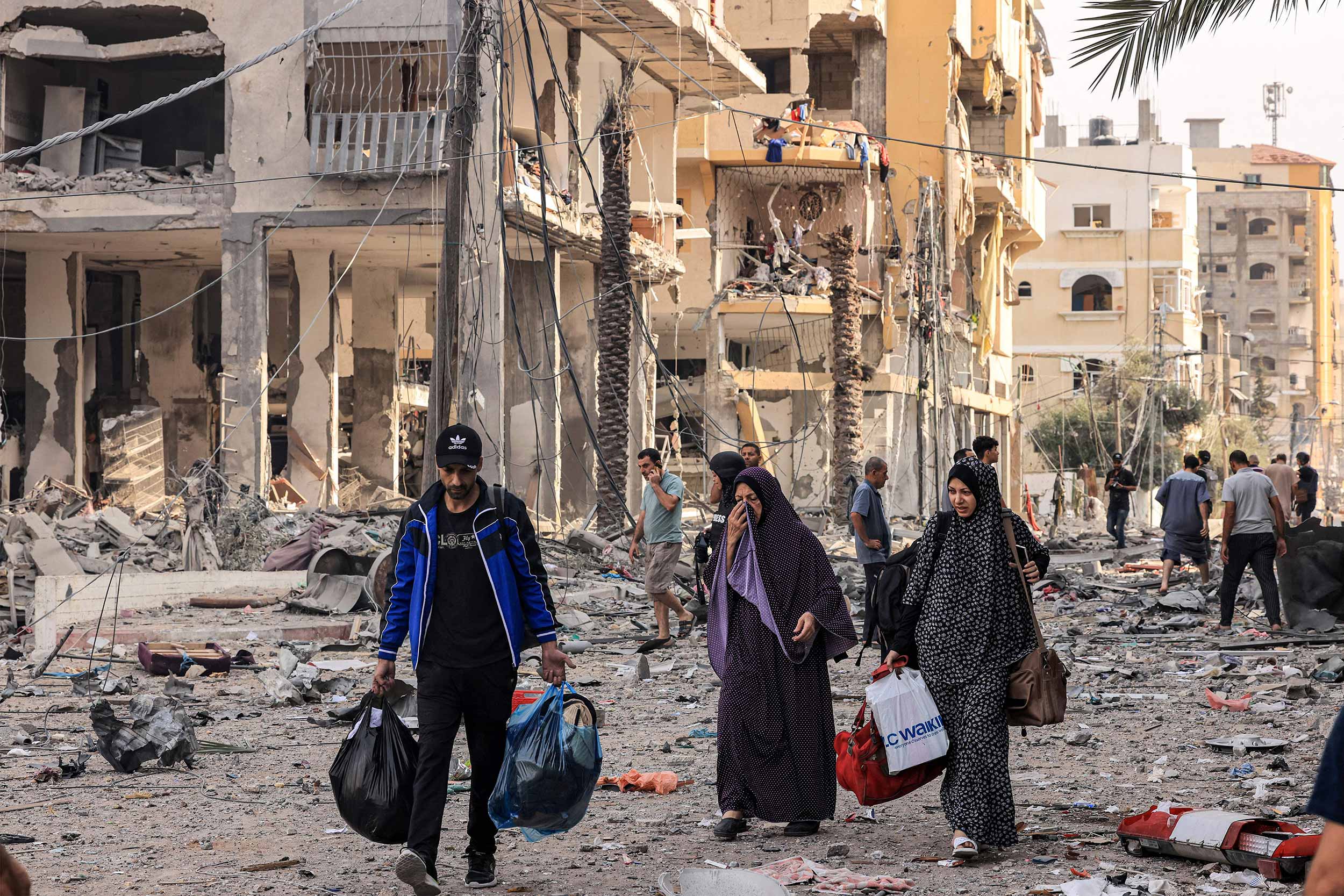 Palestinians leave al-Karama neighbourhood in Gaza City to safer areas on October 11, 2023, as raging battles between Israel and the Hamas movement continue. © Mahmud Hams/AFP via Getty Images