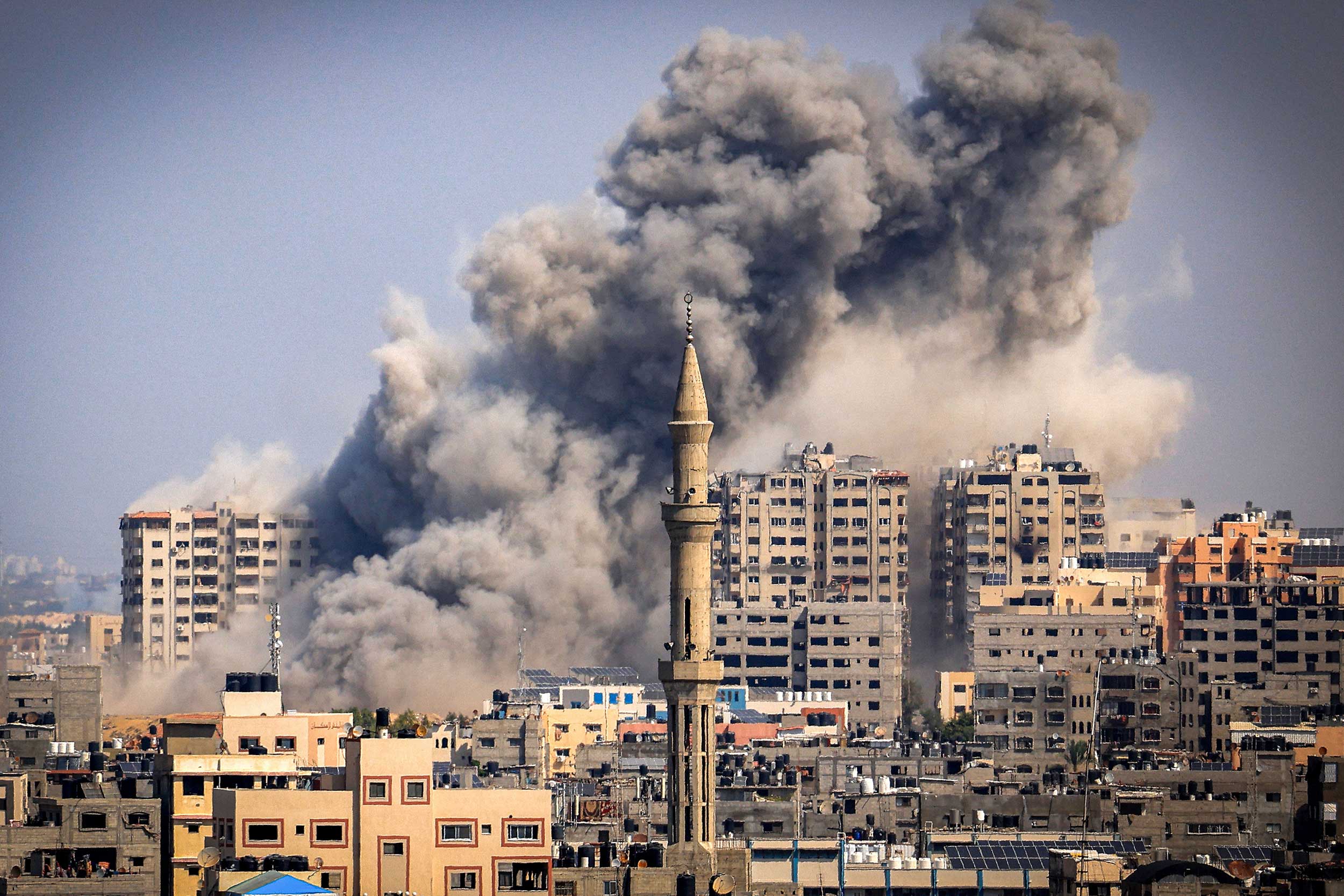 Smoke plumes billow during Israeli air strikes in Gaza City on October 12, 2023 as raging battles between Israel and the Hamas movement continue for the sixth consecutive day. Thousands of people, both Israeli and Palestinians have died since October 7, 2023. © Mahmud Hams/AFP via Getty Images
