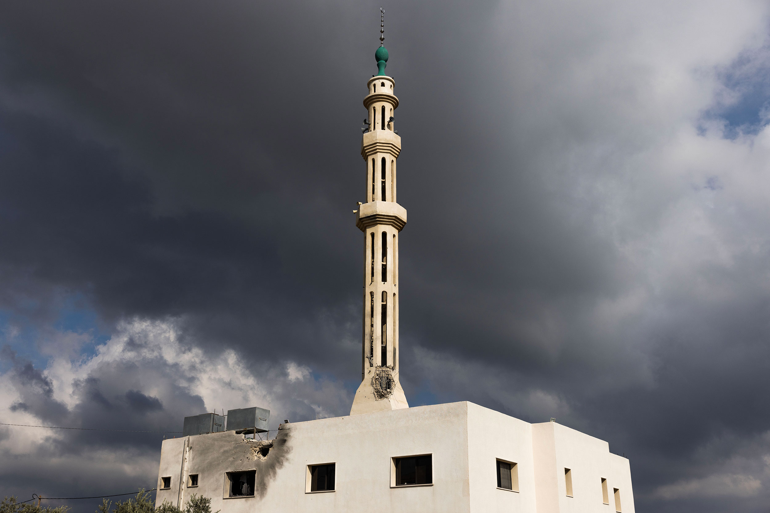 A hole on the minaret and one on the building show where two explosions hit a mosque during recent skirmishes between local militias and Israel Defense Forces on October 12, 2023 in Dhayra, Lebanon. © Daniel Carde/Getty Images