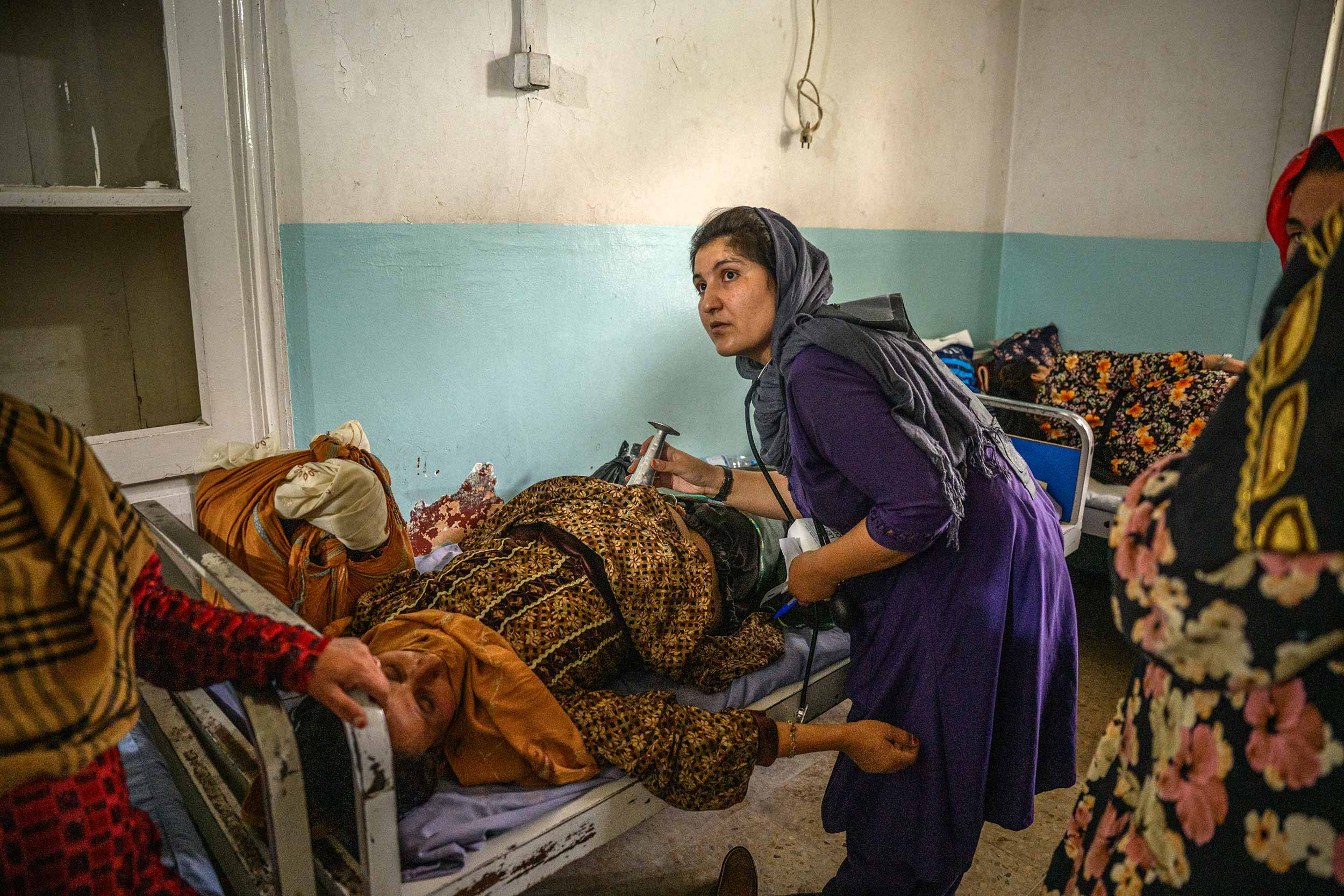 Farida, 30, a midwife, monitors pregnant women close to delivering, at the provincial hospital's maternity department, on August 27, 2025, in Ghazni, Afghanistan. The hospital's maternity unit has seen its caseload increase with the closures of health facilities across the province, with women coming from far away and arriving in critical states. According to August data from the World Health Organization, 422 health facilities have been suspended or closed in Afghanistan since U.S. President Donald Trump issued an executive order to terminate USAID funding in February. © Elise Blanchard/Getty Images