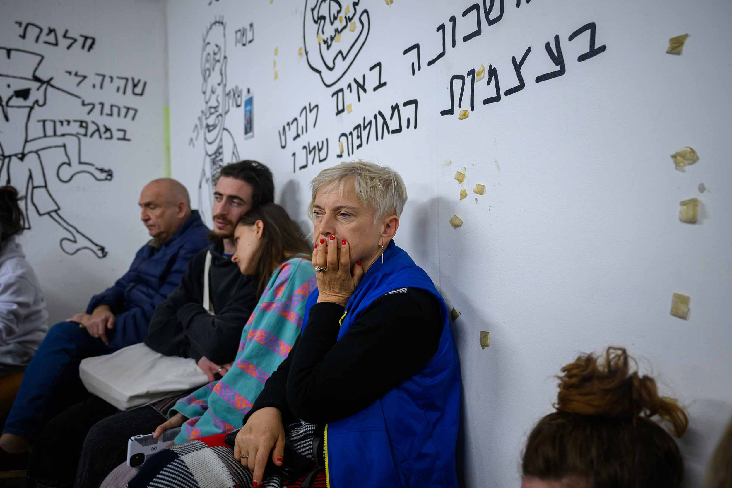 People take shelter in an underground bomb shelter after sirens warned of an incoming Iranian missile on March 16, 2026 in Tel Aviv, Israel. © Alexi J. Rosenfeld/Getty Images