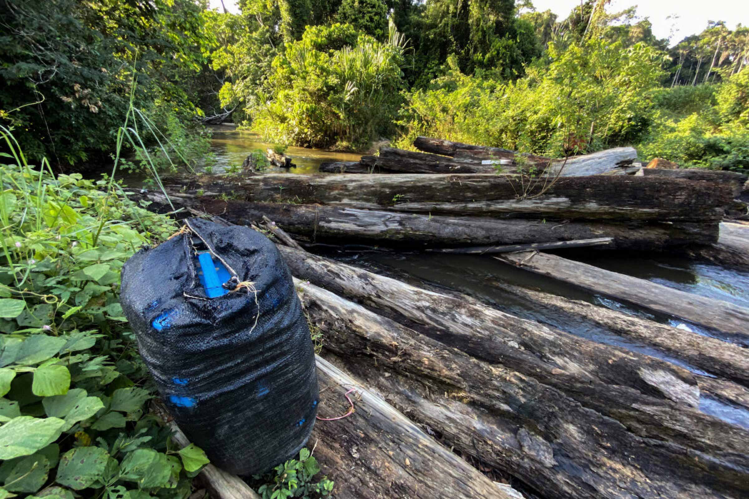 In Atalaya, Ucayali, the remains of chemical ingredients used for the production of cocaine are found in various areas of the forest. In this case, this waste was found near a road blocked by logs to prevent the presence of strangers. © Mongabay
