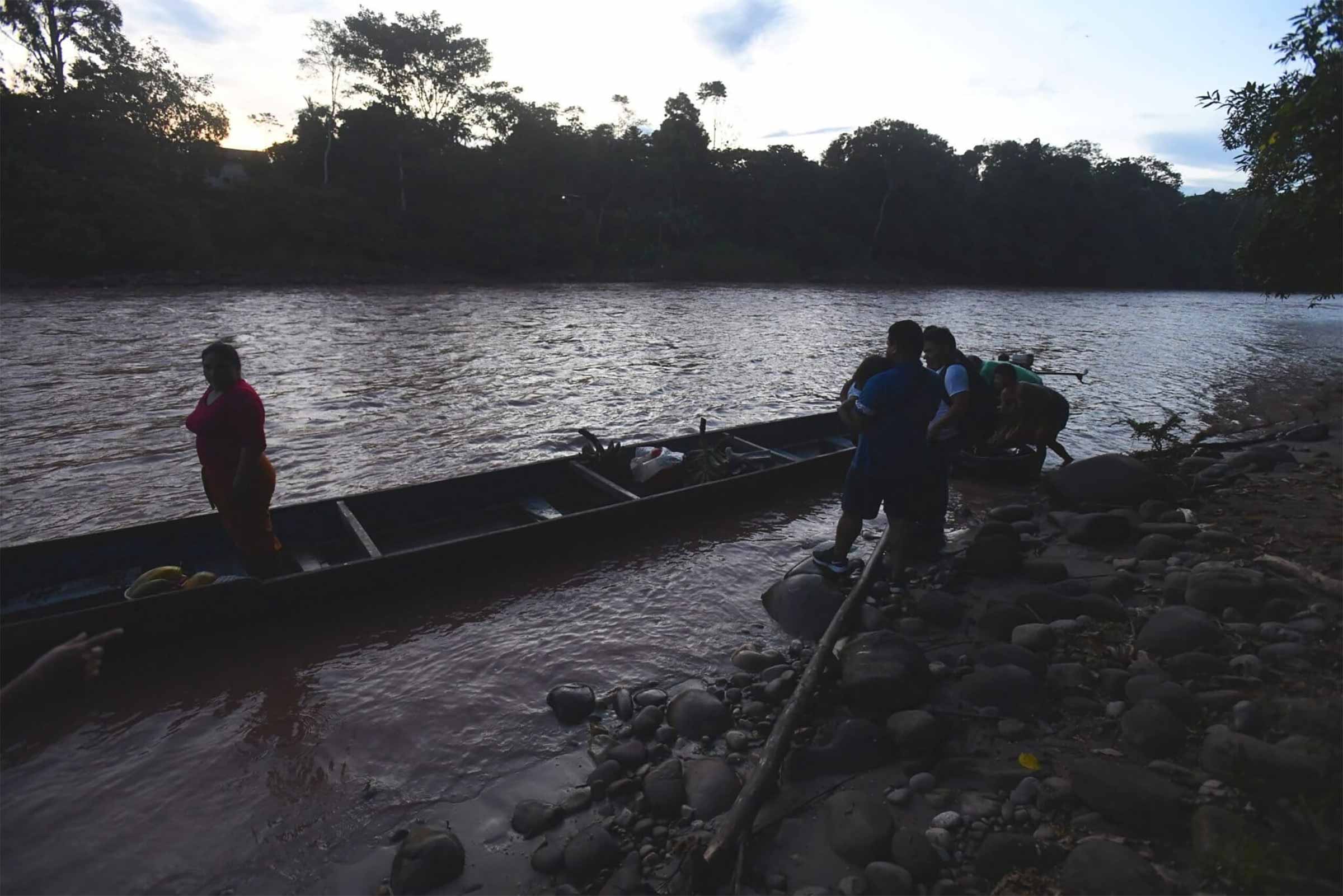 Kakataibo leader Mariano Isacama, who accompanied Mongabay Latam during this research trip, was tortured and killed months later. He had previously received anonymous threats, presumably from drug traffickers, due to his efforts to eradicate their activity. © Mongabay