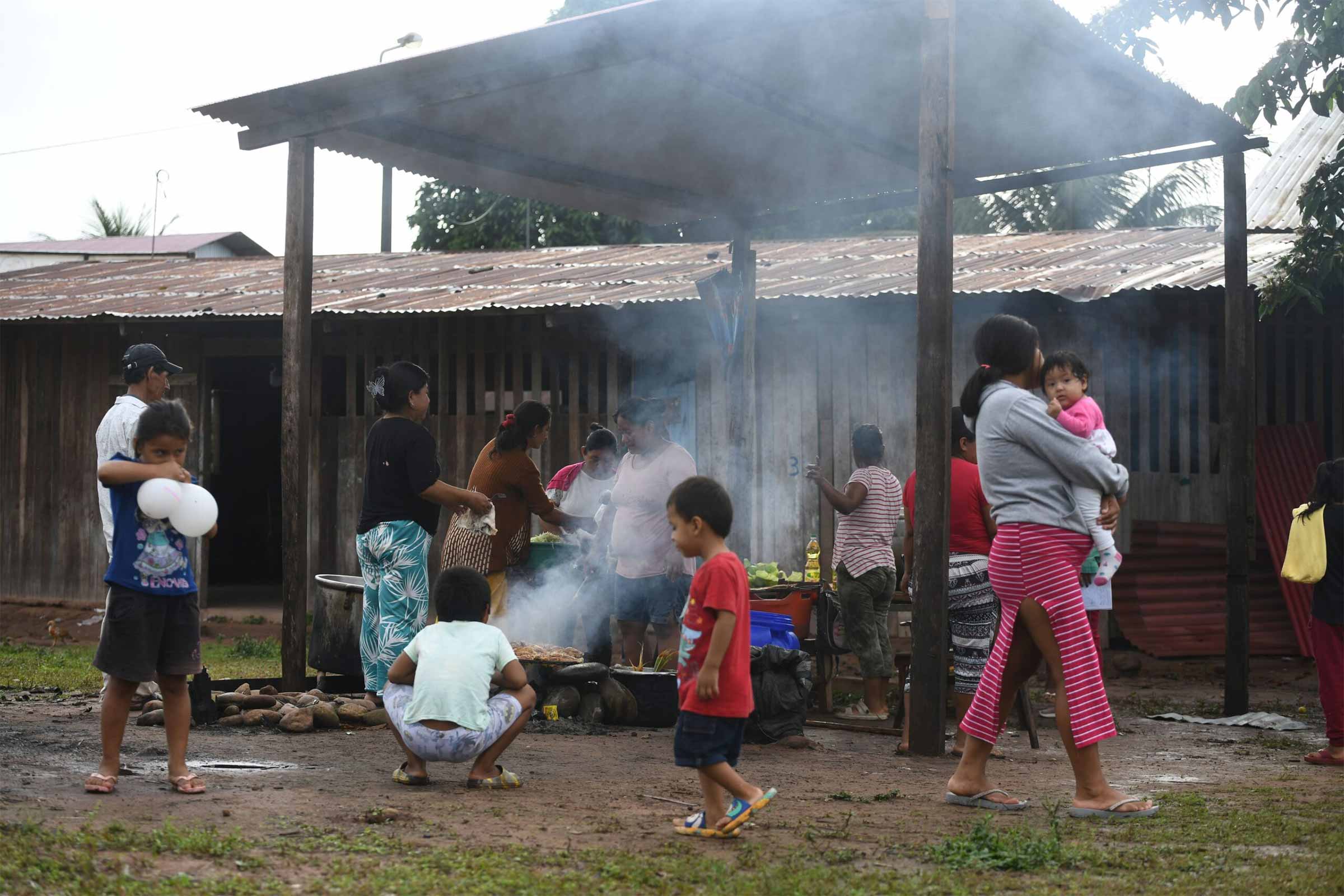 Kakataibo families in the communities surrounding the Indigenous Reserve live without drinkable water or electricity. © Mongabay