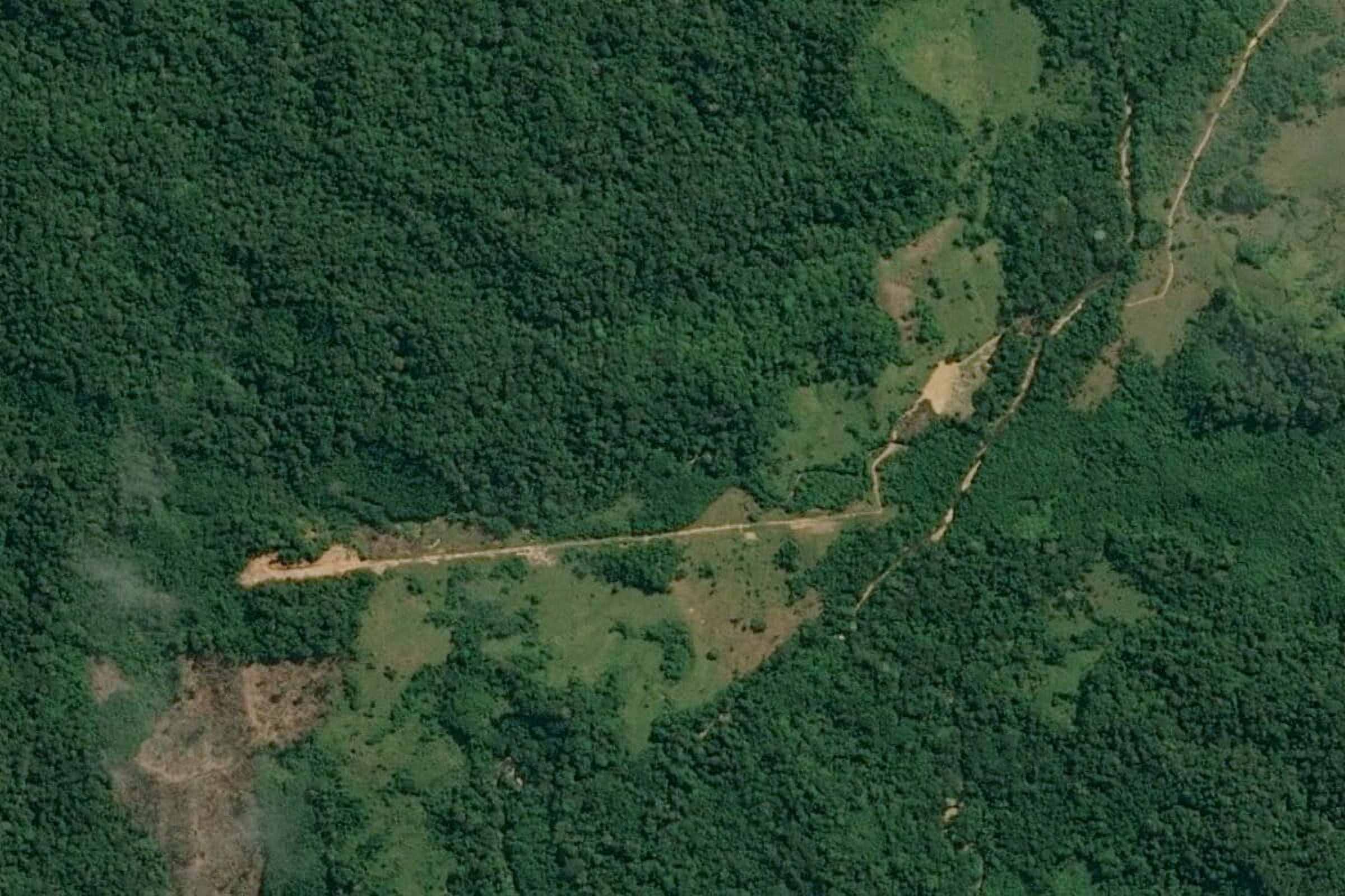 A search tool using AI developed by Mongabay Latam and Earth Genome made it possible to identify this other illegal airstrip in the expansion area requested by one of the Kakataibo communities, in Ucayali. It was opened in September 2020. © Airbus DS 2024 / produced by Earth Genome