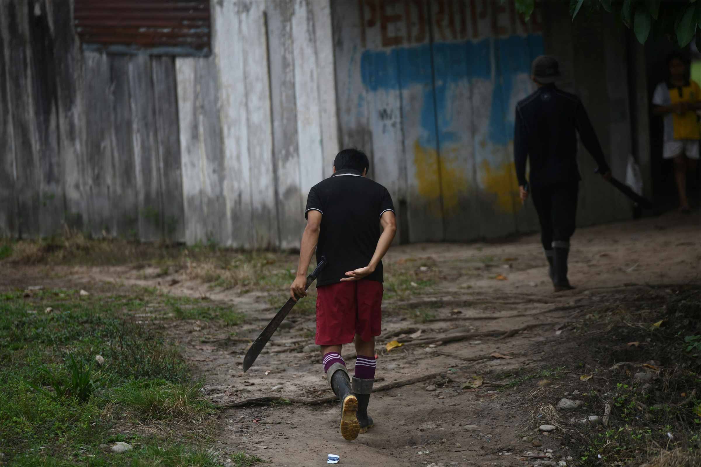The Kakataibo Guard is made up of inhabitants of the Native communities. They roam the forests armed with machetes and loaded with provisions. © Mongabay