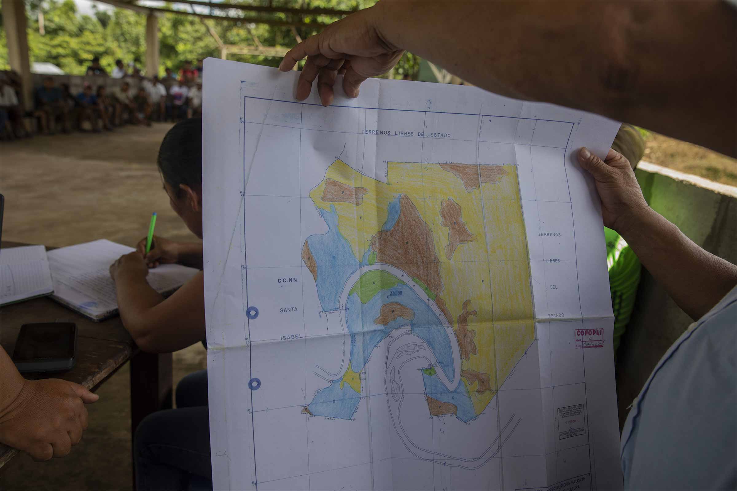 Indigenous leaders discuss land titling on their territory. © Mongabay