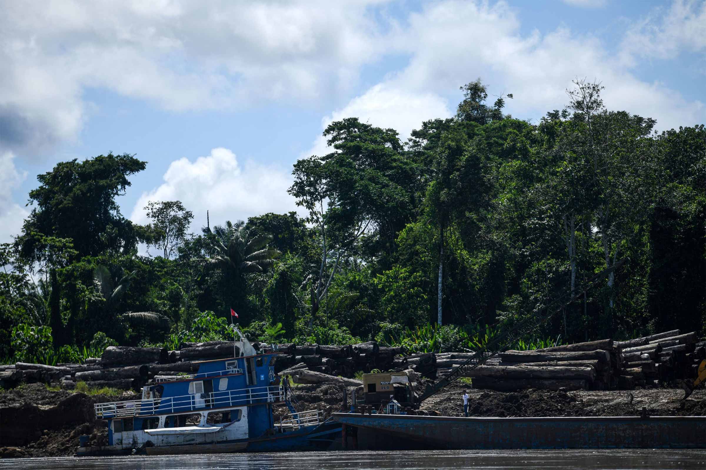 Tree trunks on the banks of the river in Bolognesi, capital of Tahuanía district. Some roads established by loggers are also used as drug trafficking runways. © Mongabay