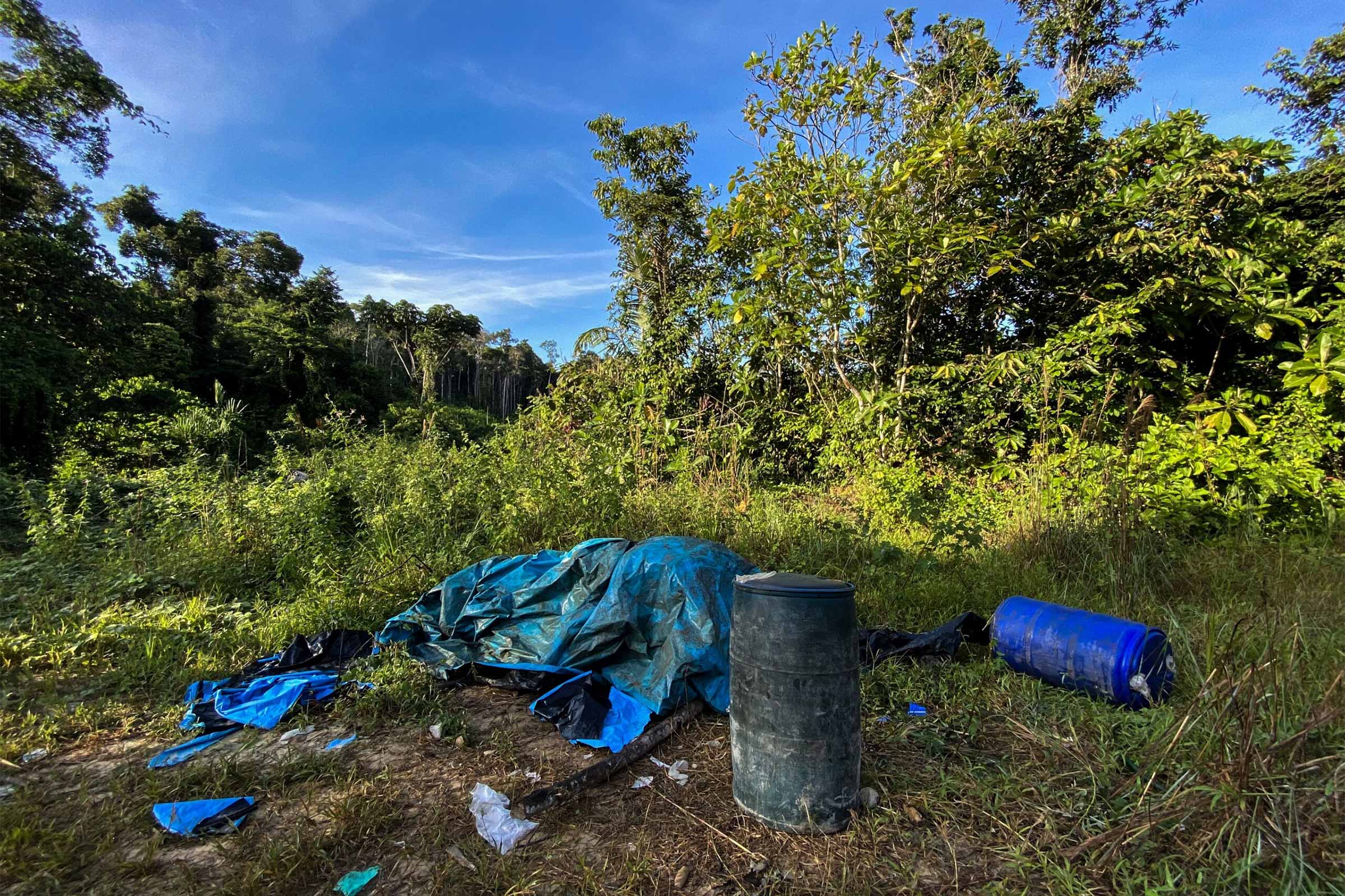 Drums with chemicals for drug processing, abandoned or waiting to be picked up near the community of Colpa. © Mongabay