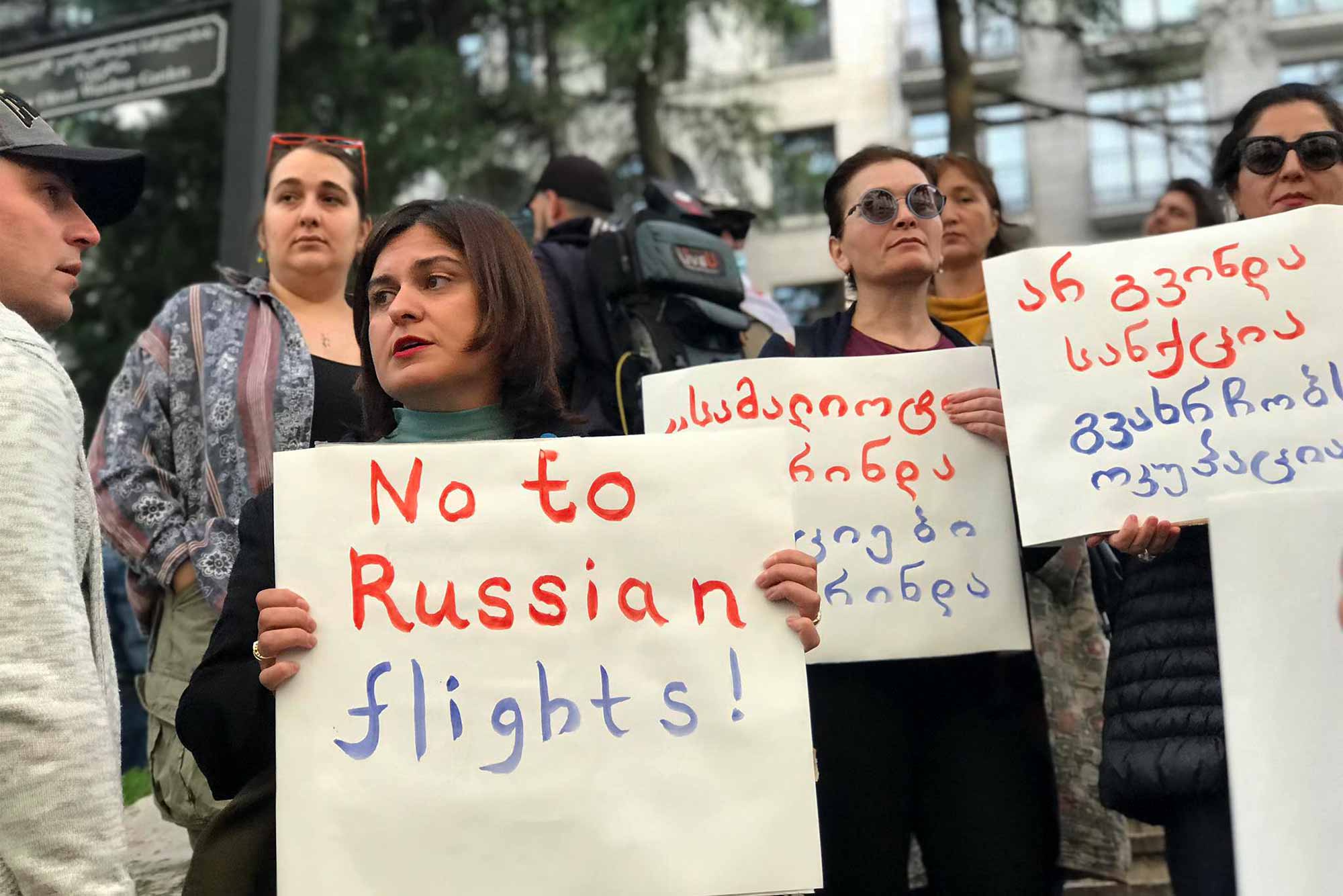 A woman holds a sign against the resumption of flights between Russia and Georgia in central Tbilisi on May 15. On May 10, Russian President Vladimir Putin lifted a ban on the air connection in place from 2019. © Gvantsa Seturidze