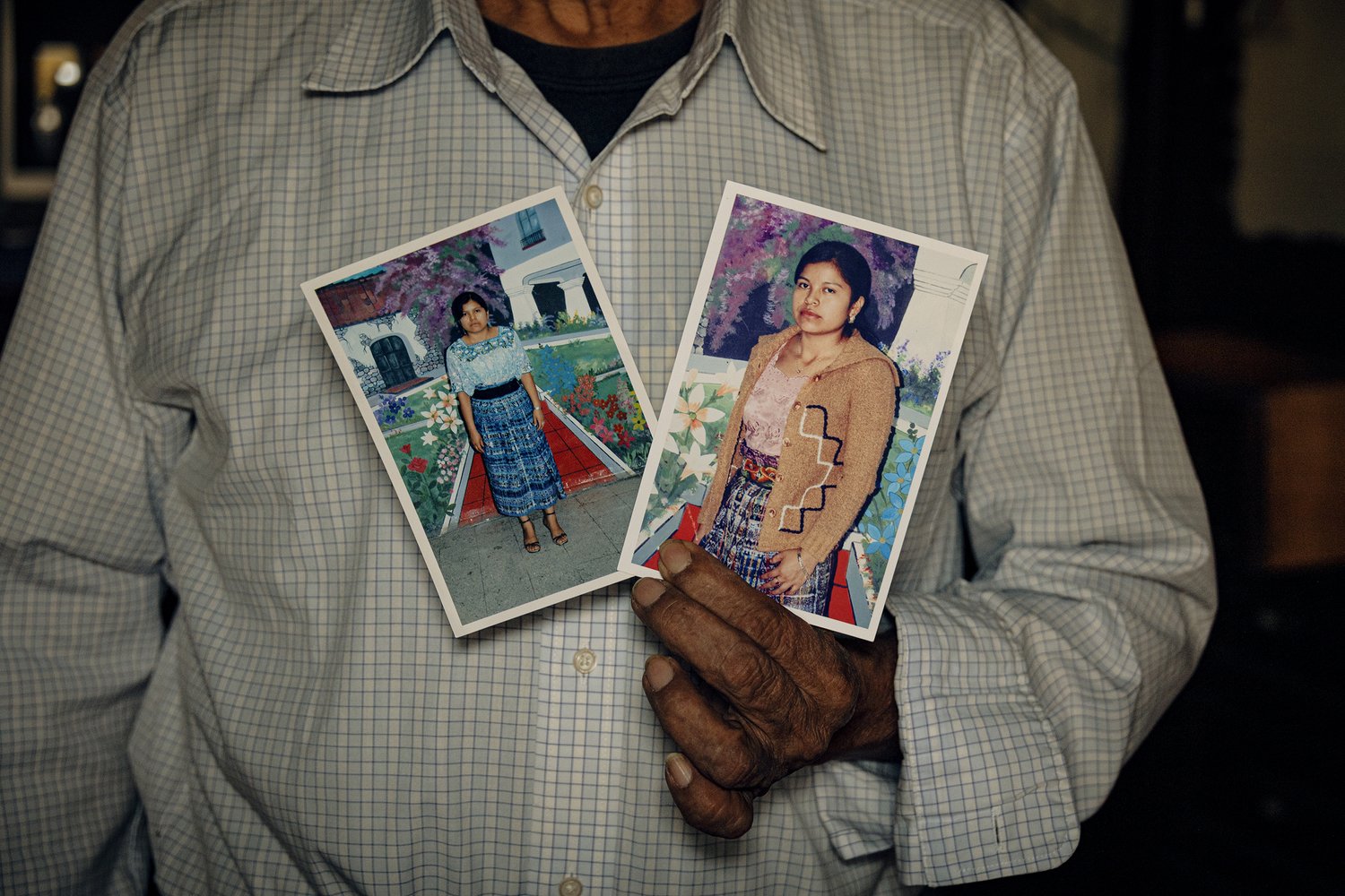 Román Coc holds photos of his daughter Laura, who disappeared in the Arizona desert 13 years ago. © Andrea Godínez