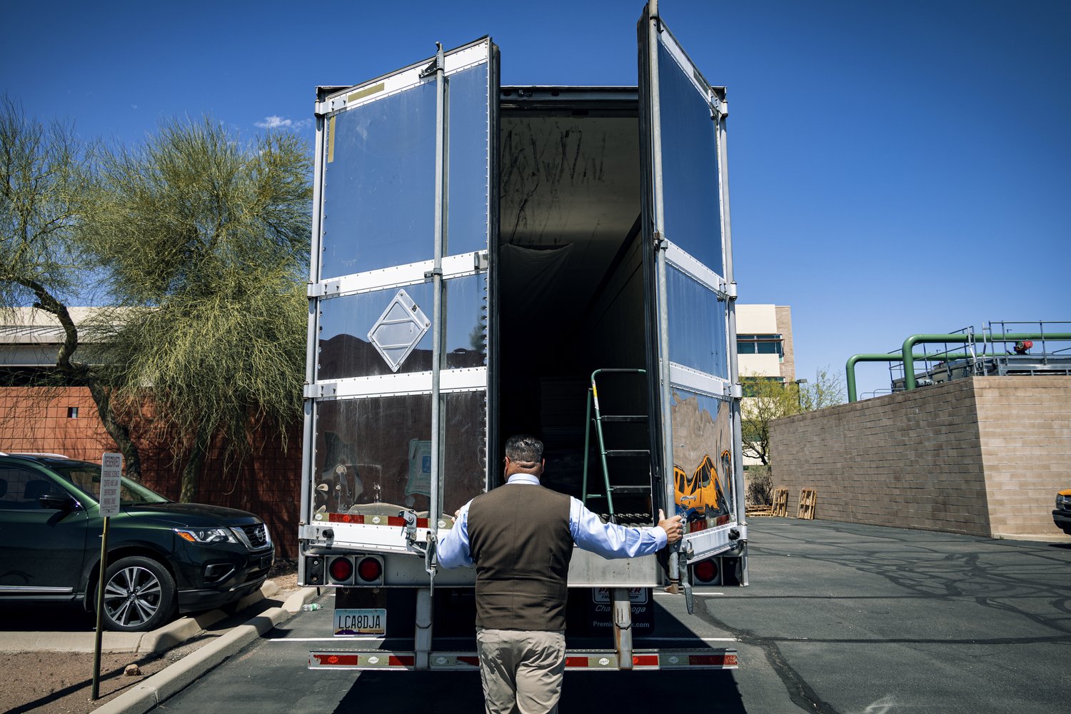 A truck in the parking lot of the Pima County Morgue holds boxes filled with the remains of deceased migrants. © Andrea Godínez