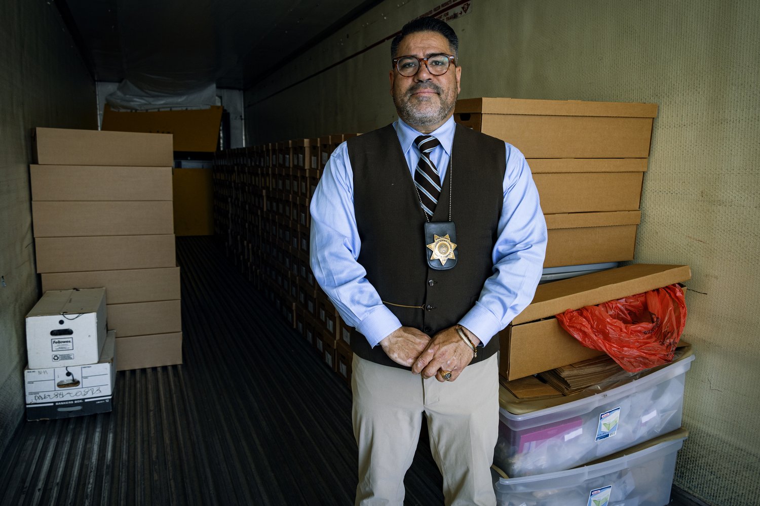 Gene Hernández, forensic examiner at the Pima County morgue, inside the trailer that holds the remains of migrants who perished along the border. © Andrea Godínez