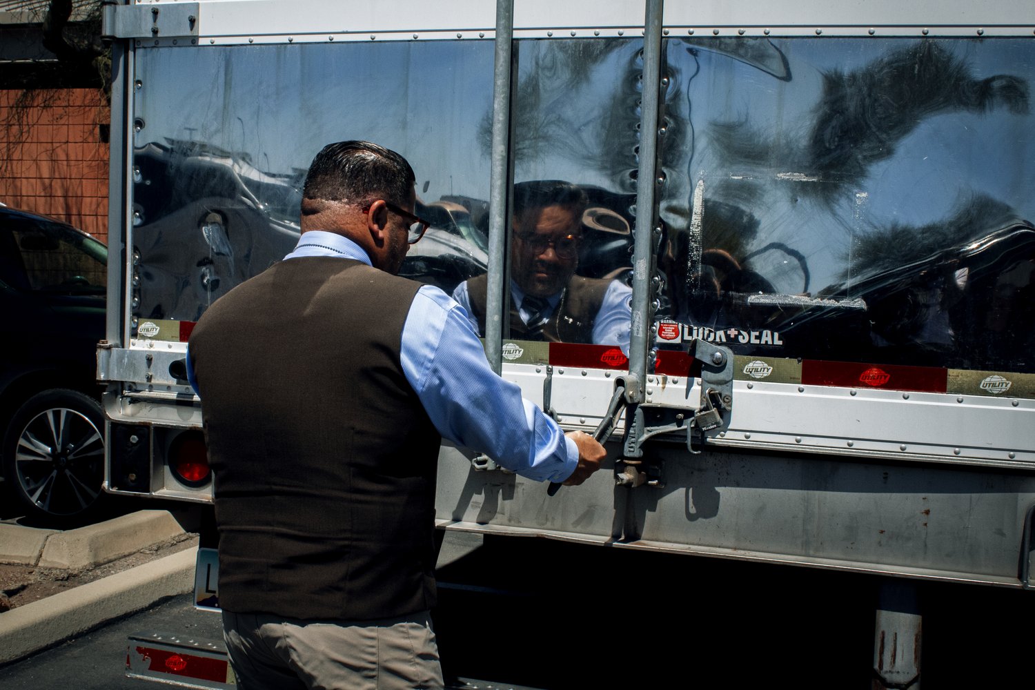 A trailer parked outside the Pima County Office of the Medical Examiner that stores boxes with the remains of migrants who died in the desert. © Andrea Godínez