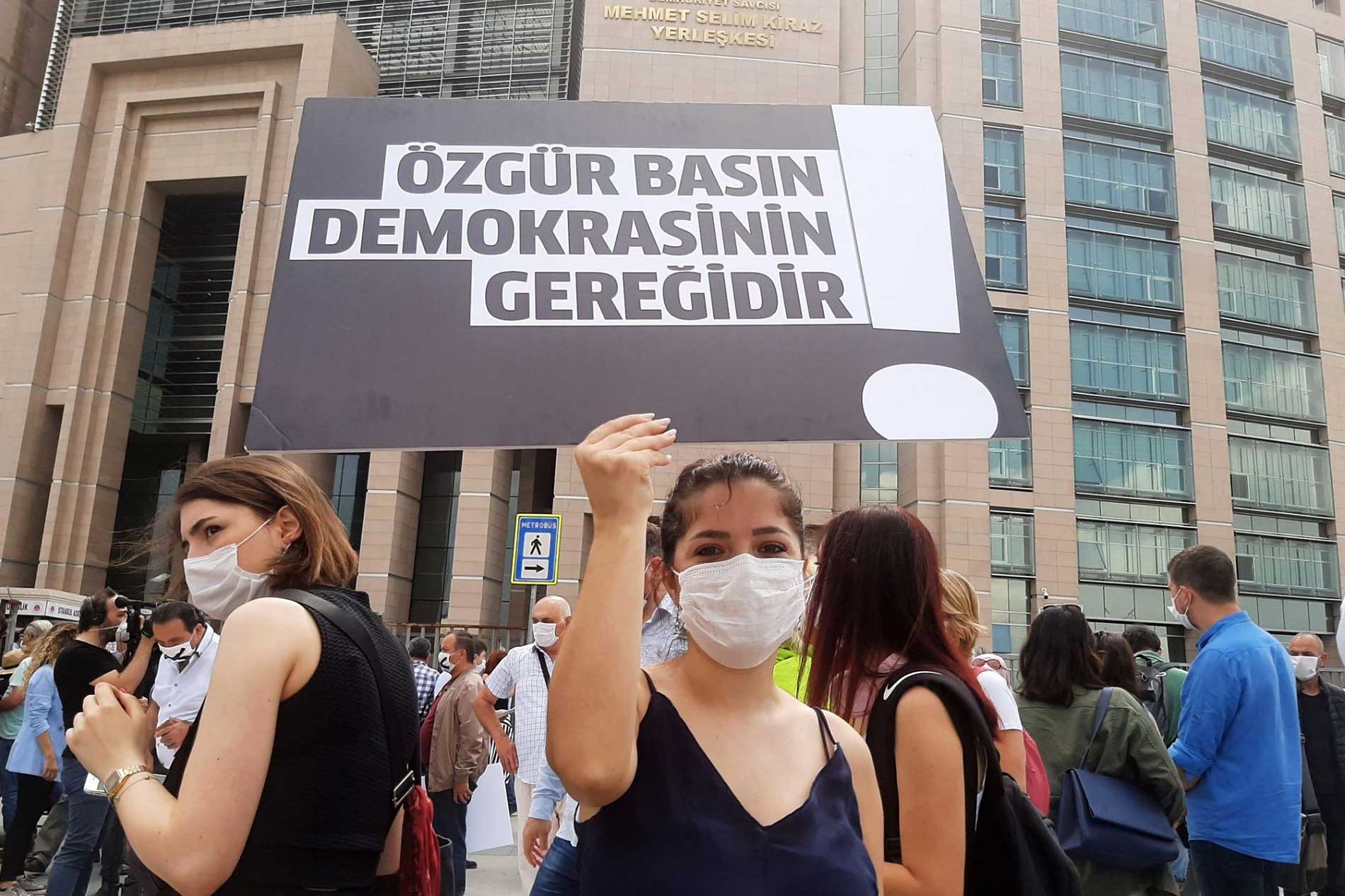 Turkish journalists with a banner that reads "Free press is necessary for democracy".  Turkey ranks 153rd out of 180 countries in this year’s RSF World Press Freedom Index. © Evrensel daily