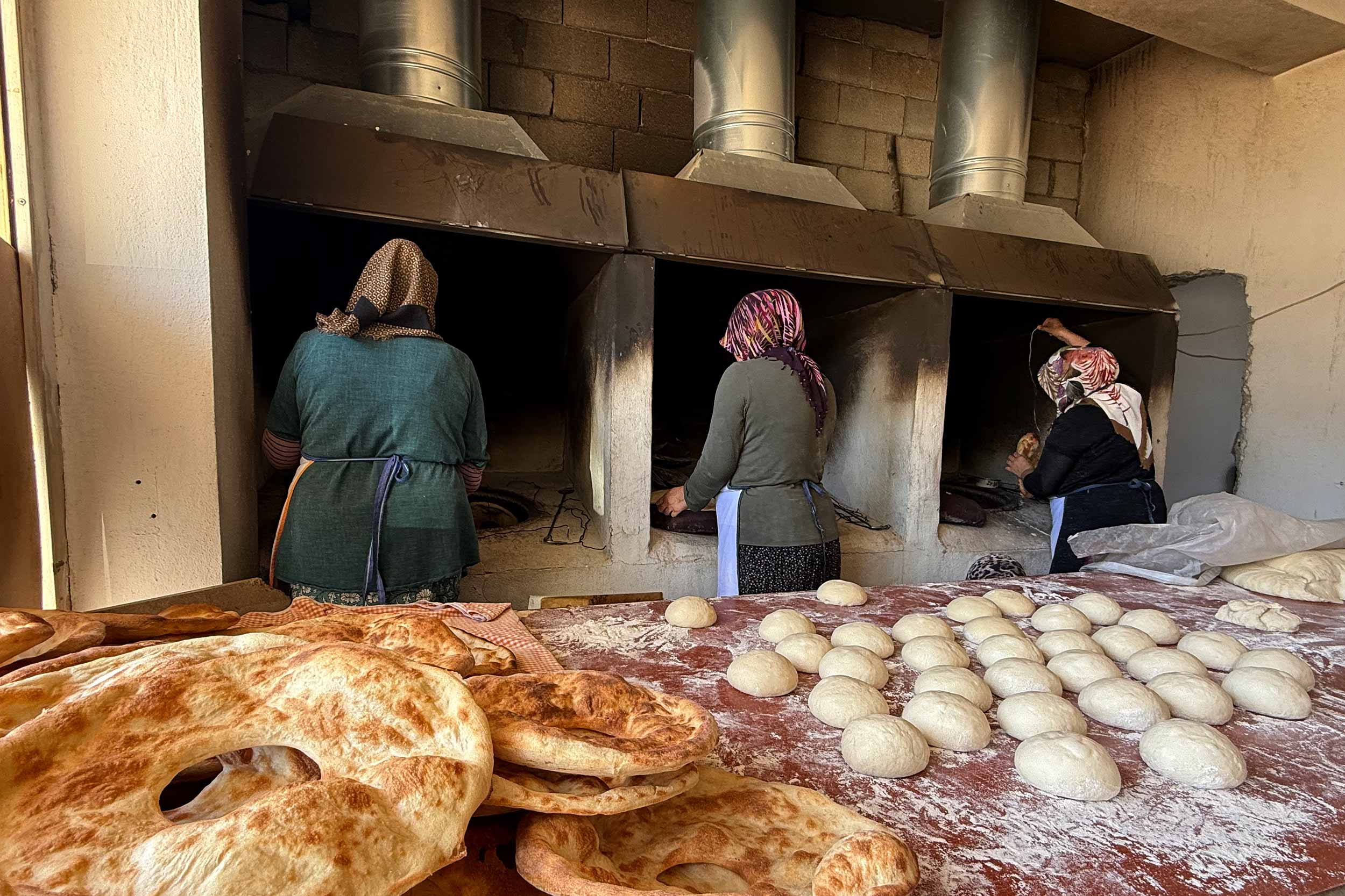 Women work together in Seyran Tandır House to make bread and earn money. © Fatma Nur Polatcan