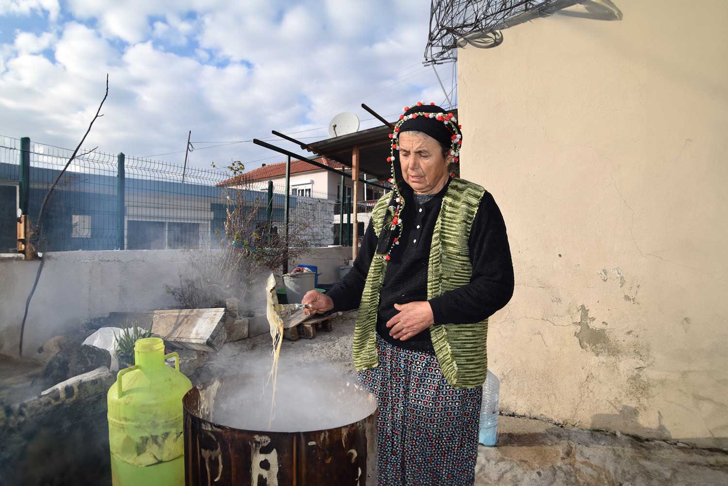 Suna Kalaycı produces her handmade natural soaps. © Ezgi Yeşilbaş