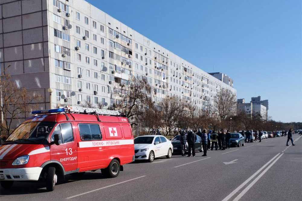 A line of cars leaving Energodar, which has been in Russian hands since March 4. Until early May, it was still possible to leave the city, but evacuations have stopped and it is now impossible to flee from the city territory. © IWPR