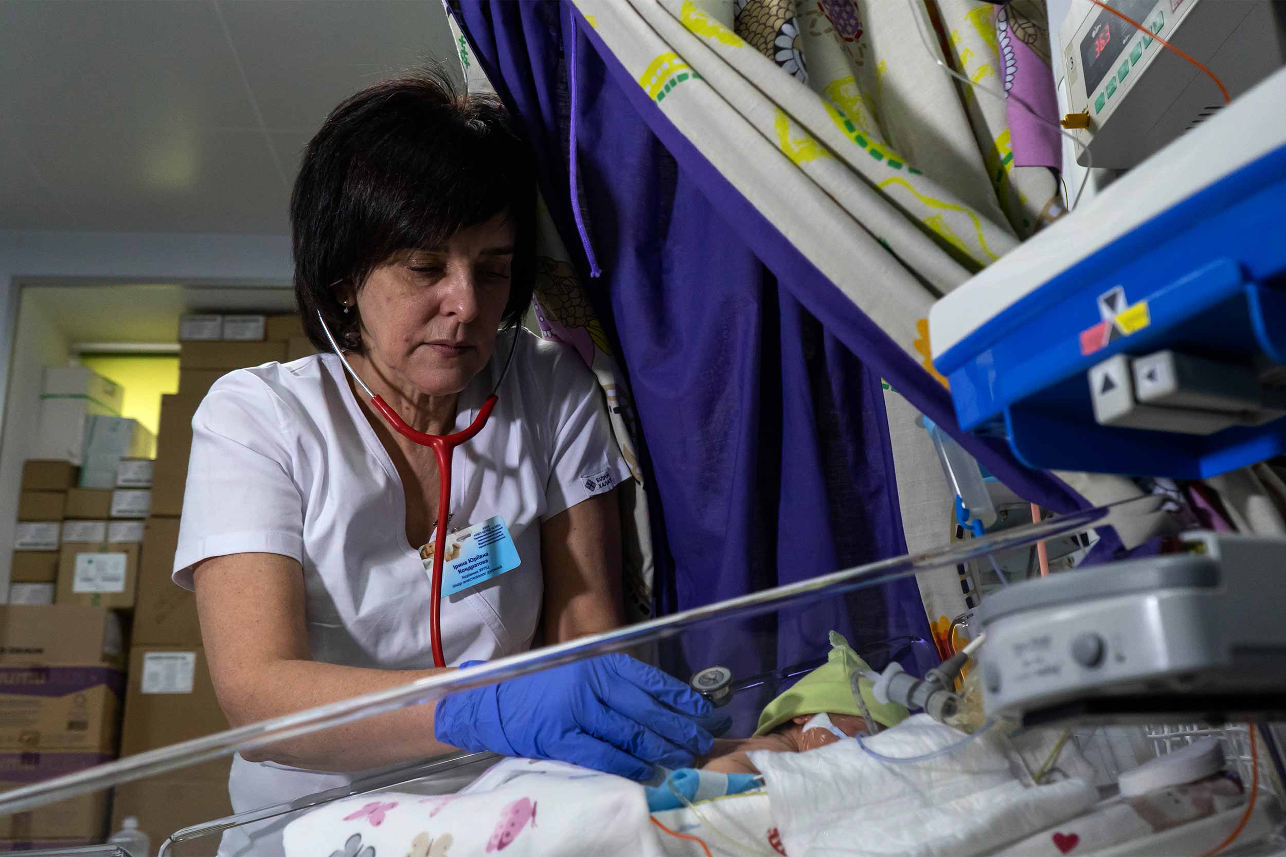 Iryna Kondratova at work, examining a newborn. © Ihor Tambiiev