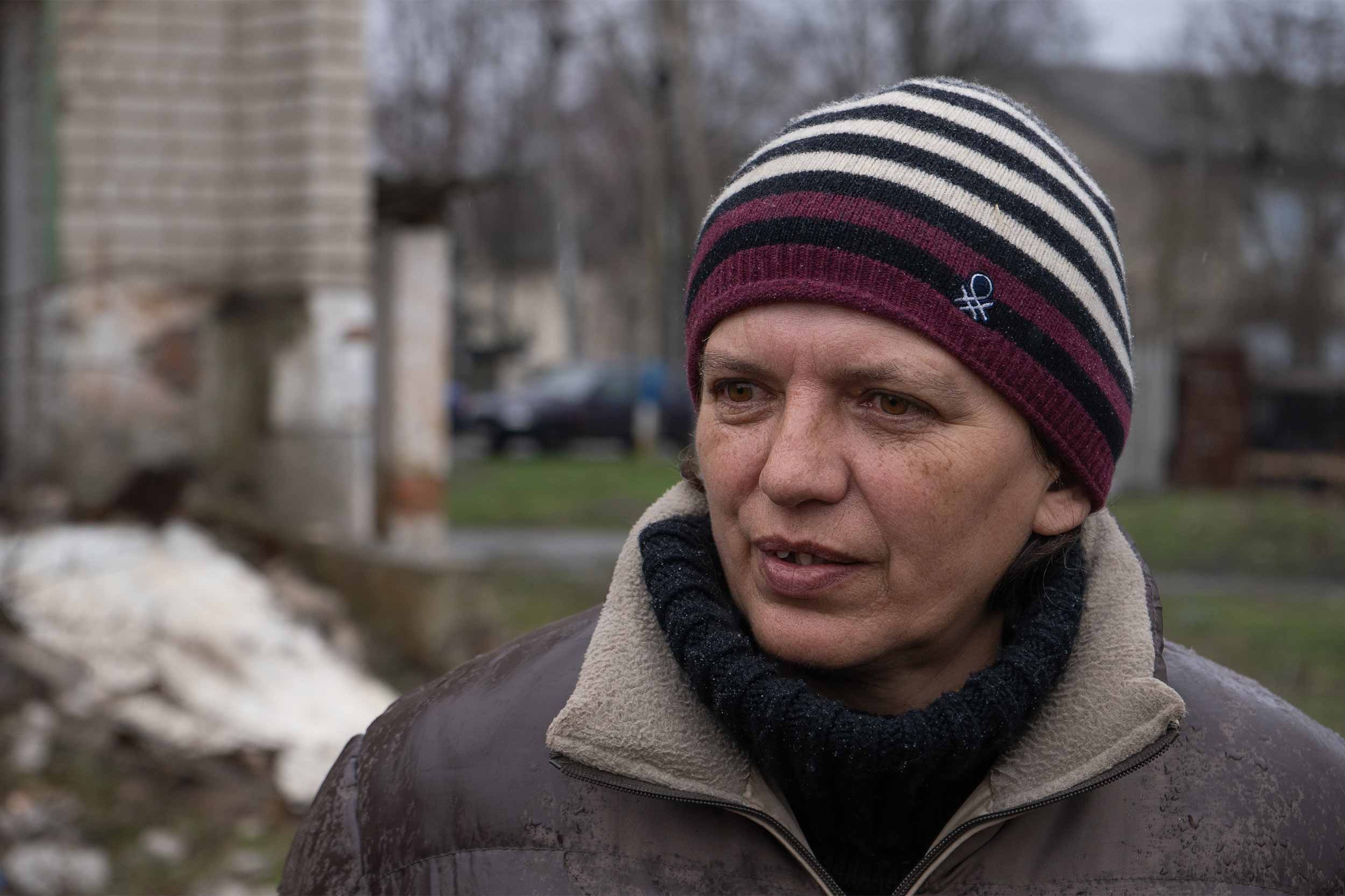 Hrushivka's resident Ksenia Samoilova, 54, informed the J9 team group that villagers had spotted the bodies of two Russian soldiers near a destroyed dormitory. She said that, despite the violence, Russian soldiers should be buried. © Ihor Tambiiev