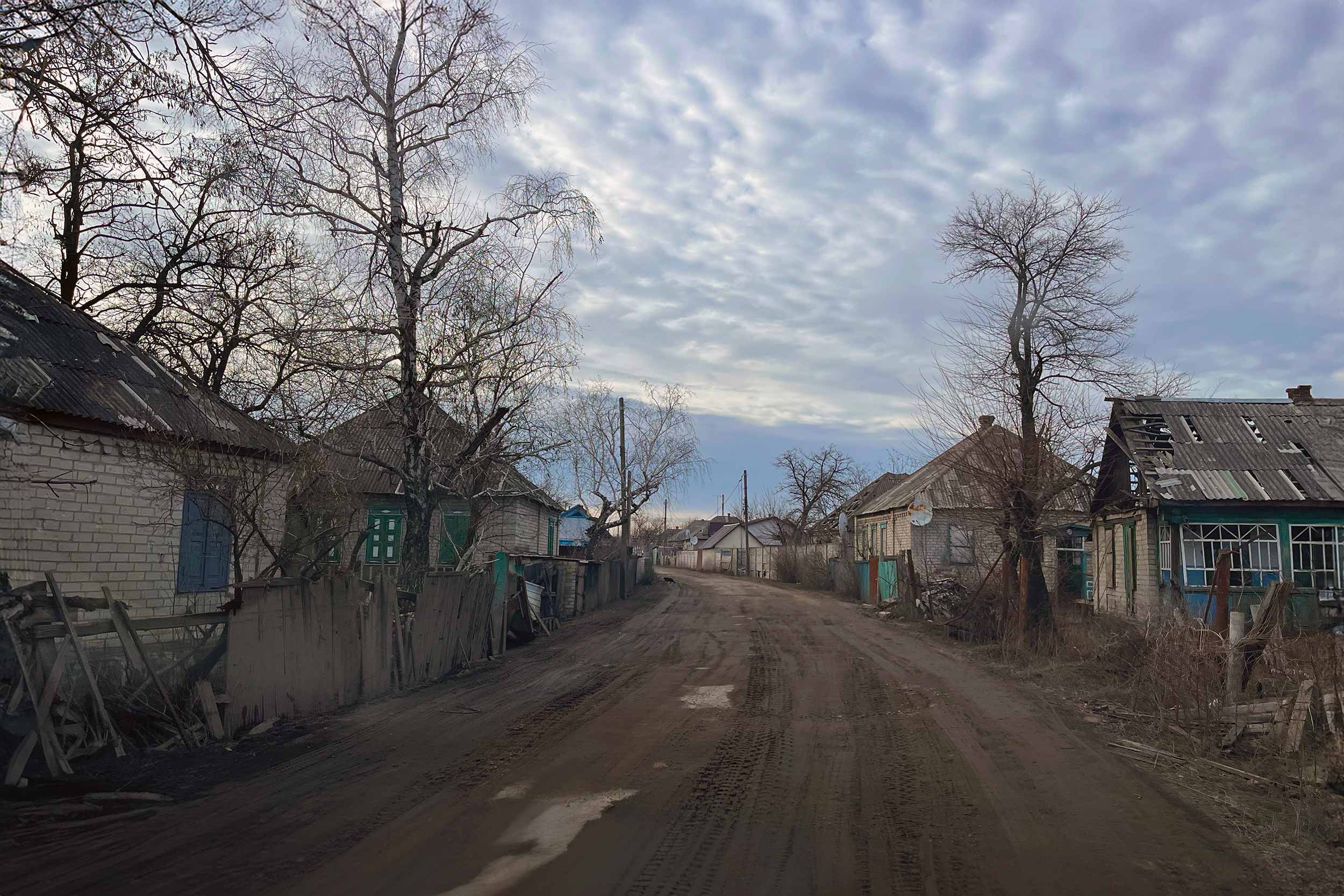Emptied Village. Outside of Lyman, in the Donetsk region, the frontline is 10 kilometres away, and villages like Yampil and others are sparsely populated. © Anthony Borden