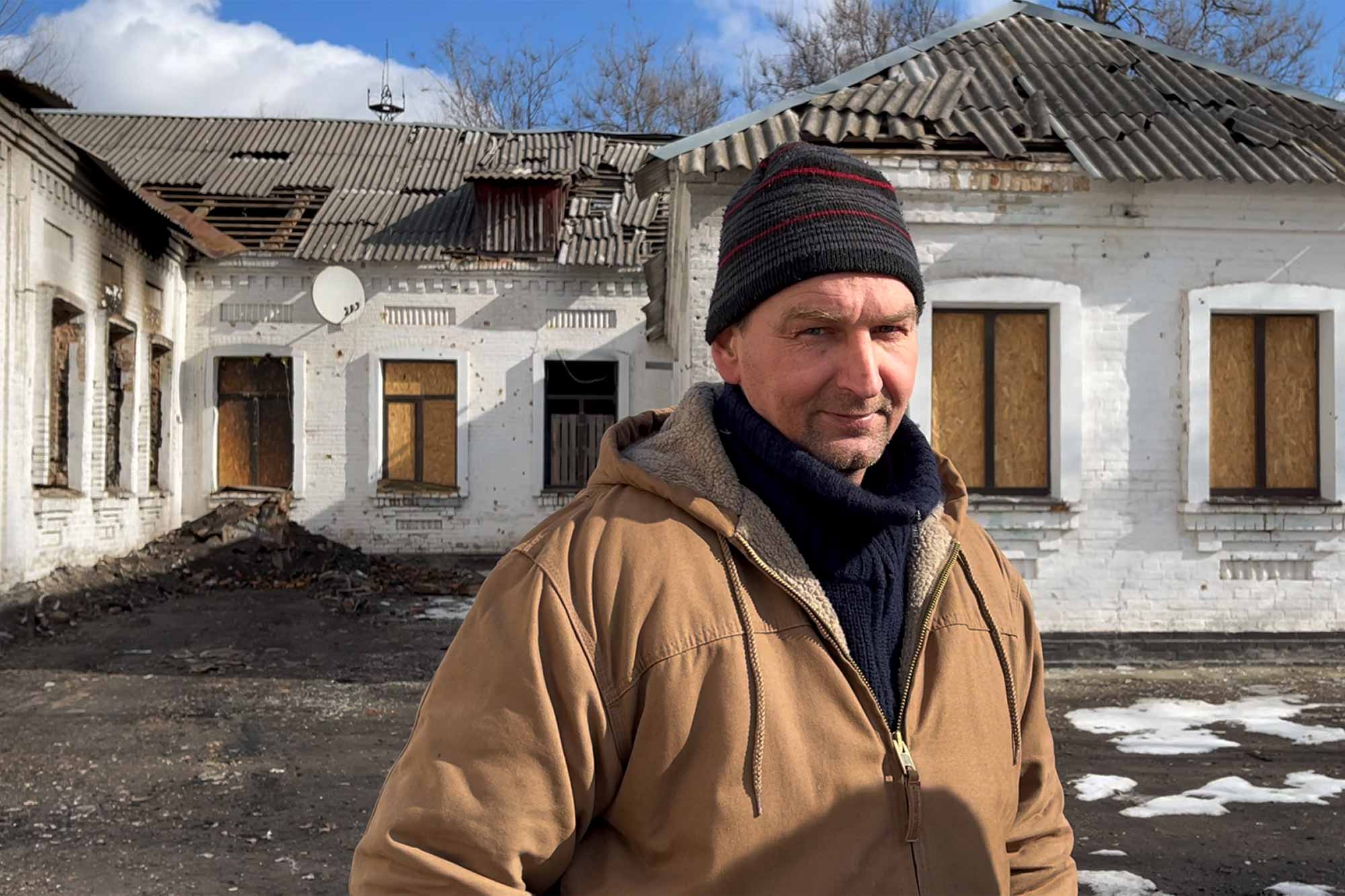 Oleksandr Piliay, Orikhiv resident living in one of the residential blocks helps distribute humanitarian aid. © IWPR