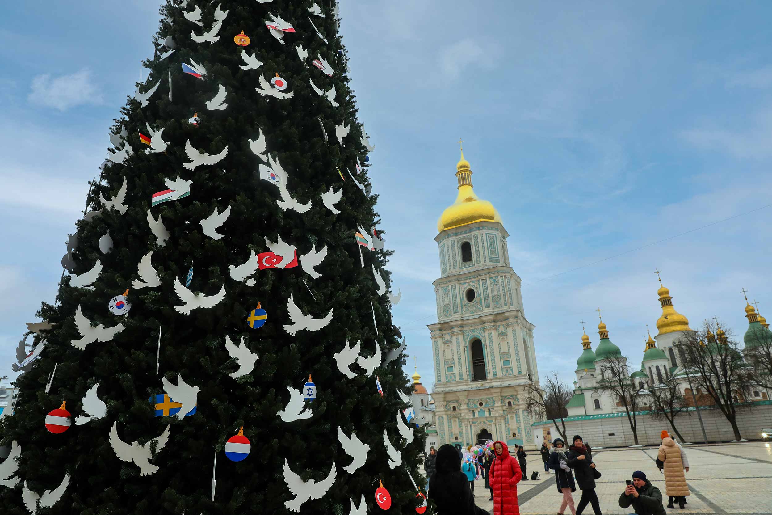 A sober Christmas tree in Kyiv’s central square of Santa Sophia. Due to the continuous blackout caused by Russian shelling, the tree is lit only a few hours a day. © Dmytro Larin