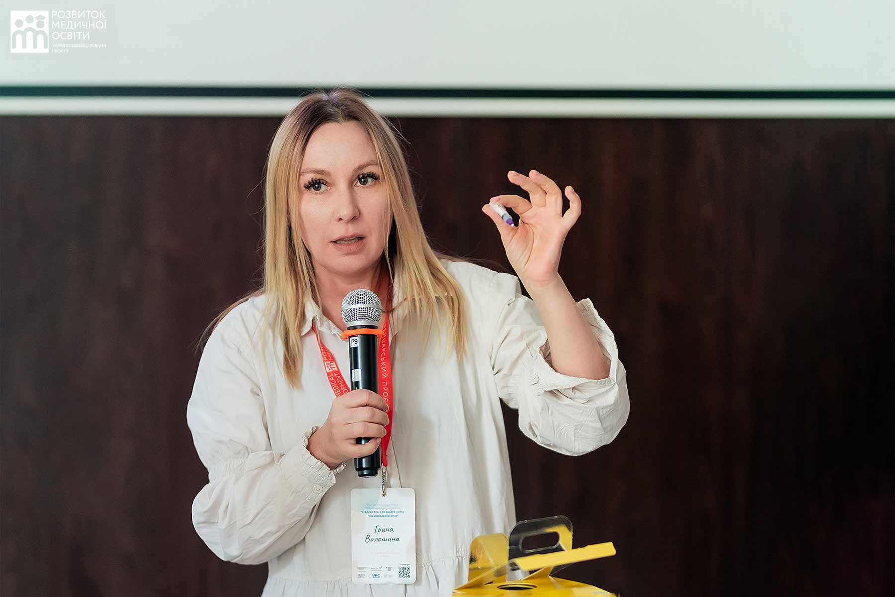 Family doctor Irina Voloshina, member of the Board of the Academy of Family Medicine of Ukraine, during a discussion about the challenges doctors face to provide assistance amid the war. © Medical Education Development Project